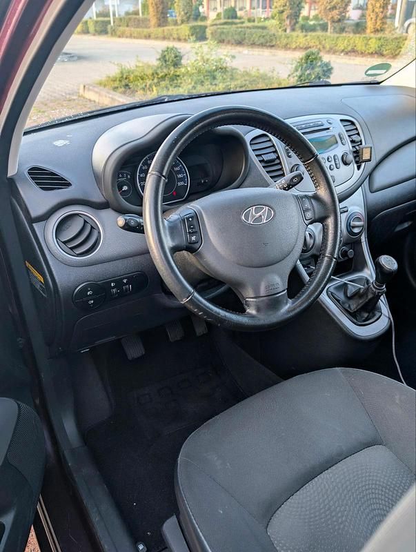Gebraucht Hyundai i10 69 PS (50 kW) 2012 Violet Kleinwagen