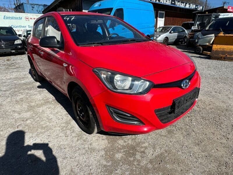Rot Gebraucht 2013 Hyundai i20 Edition Limousine | 1.399 € (Superpreis) - Bild 1/4