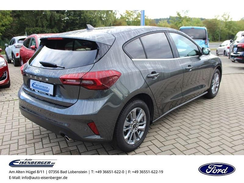 Neu Ford Focus Titanium 125 PS (91 kW) 2025 Magneticgrau (metallic) Limousine
