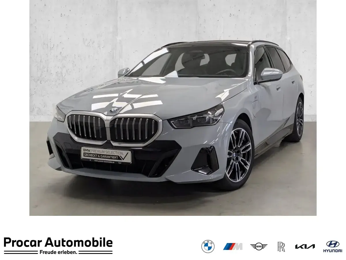 Gebraucht BMW 550e M Sport 489 PS (359 kW) 2025 Grau Kombi