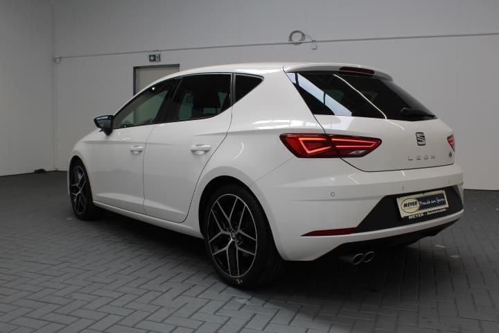 Używany Seat Leon FR 184 KM (135 kW) 2019 Biały Sedan/Limuzyna