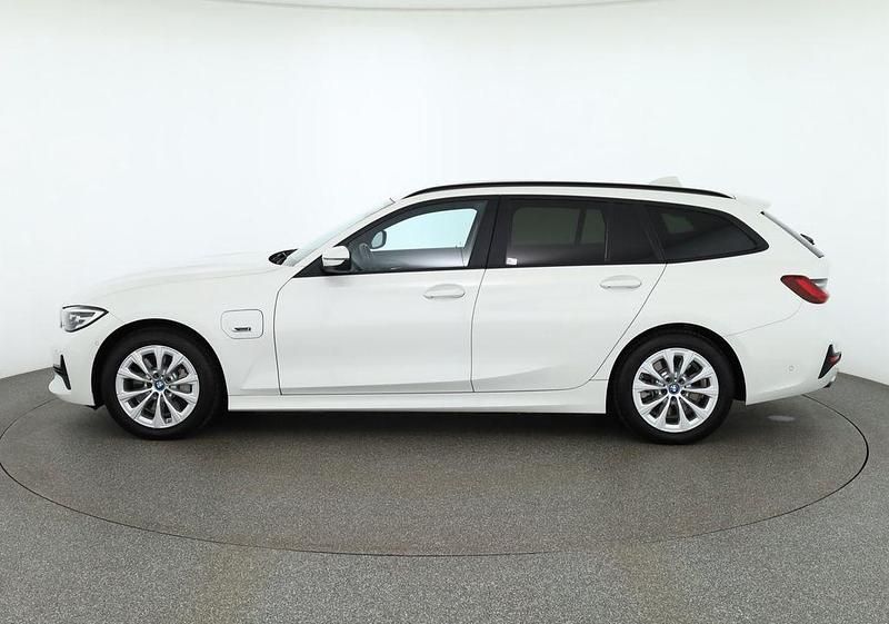 Gebraucht BMW 330e Sport Line 252 PS (185 kW) 2022 Weiß Kombi