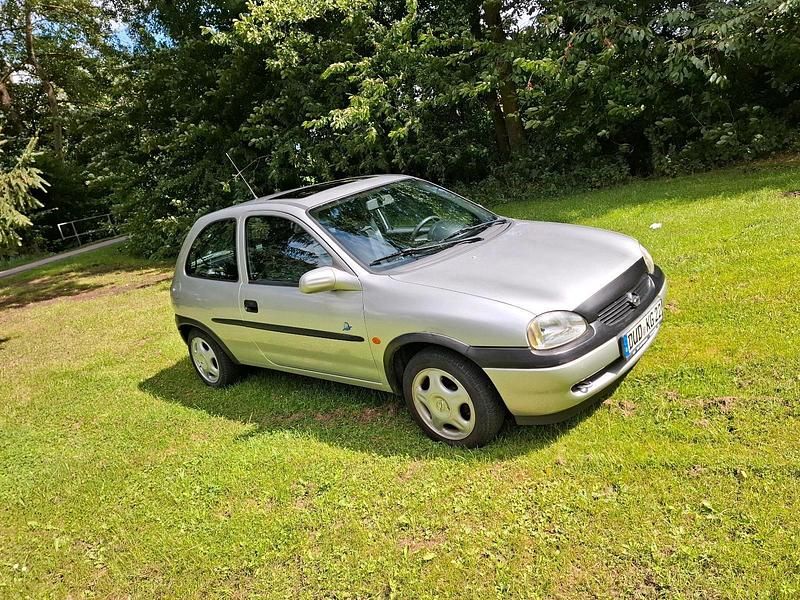 Grau Gebraucht 1998 Opel Corsa Kleinwagen | 1.299 € (Fairer Preis) - Bild 1/4
