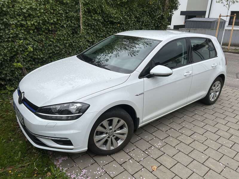 Weiß Gebraucht 2019 VW Golf VII Comfortline Kleinwagen | 16.990 € (Guter Preis) - Bild 1/4