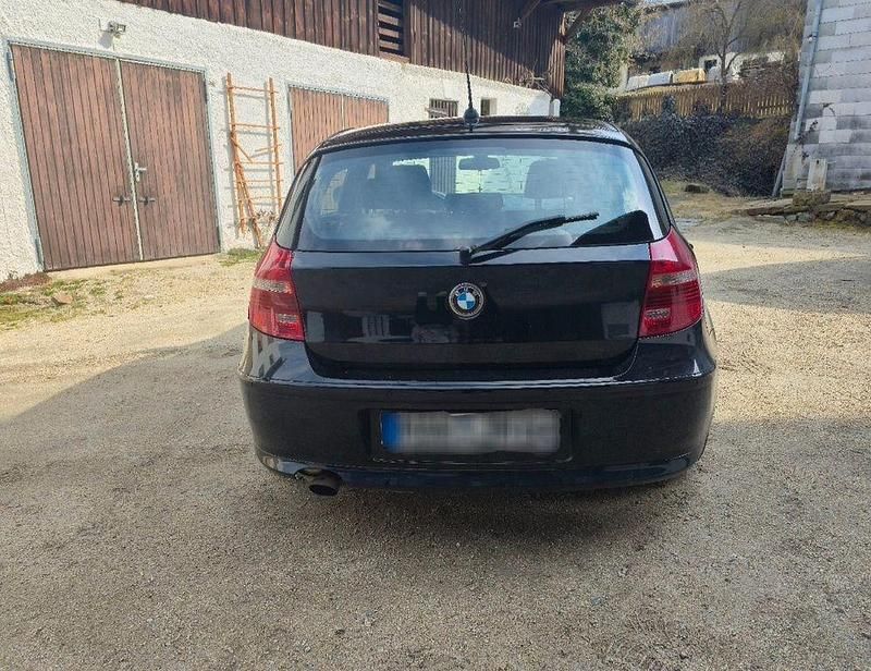 Gebraucht BMW 116 122 PS (89 kW) 2011 Schwarz Kleinwagen