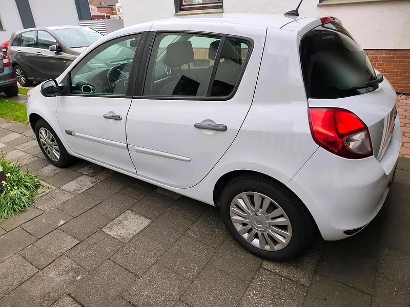 Second-hand Renault Clio II 75 CP (55 kW) 2009 Alb Hatchback