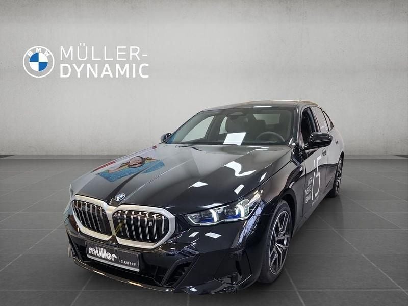 Saphirschwarz Gebraucht 2025 BMW i5 M Sport Limousine | 62.480 € - Bild 1/4