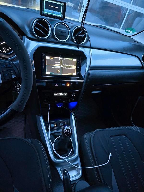 Gebraucht Suzuki Vitara 120 PS (88 kW) 2018 Schwarz SUV