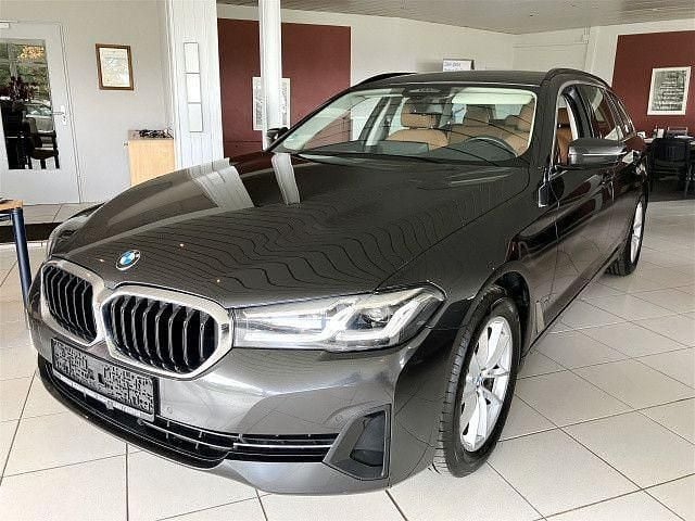 Grau Gebraucht 2022 BMW 520 Sport Line Limousine | 25.495 € (Superpreis) - Bild 1/4