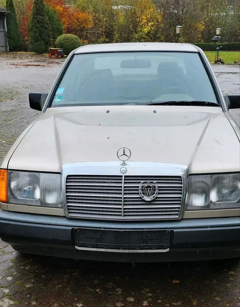 Gebraucht Mercedes E200 118 PS (86 kW) 1989 Braun Limousine