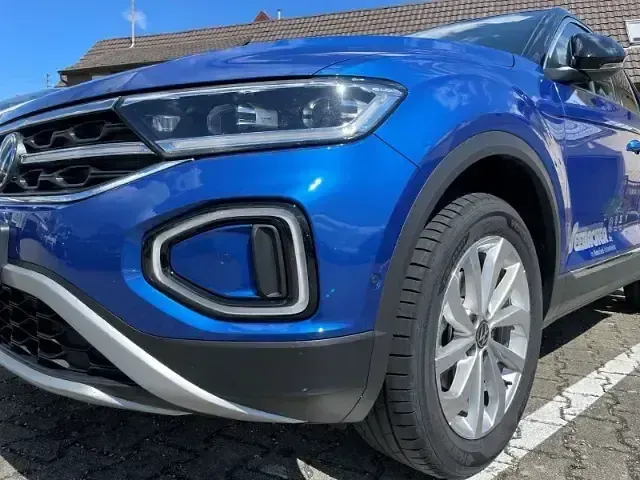 Gebraucht VW T-Roc Style 150 PS (110 kW) 2023 Ravennablau metallic/schwarz SUV