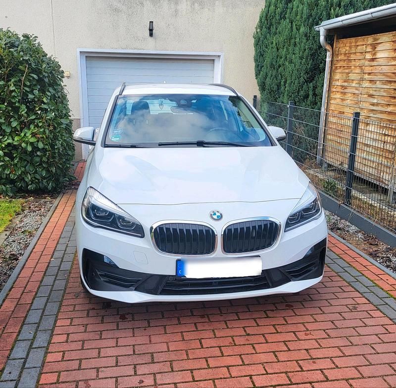 Weiß Gebraucht 2018 BMW 216 Active Tourer Van / Kleinbus | 10.900 € (Fairer Preis) - Bild 1/4