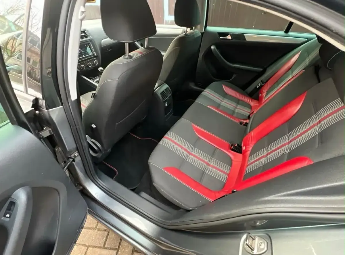 Gebraucht VW Jetta Match 105 PS (77 kW) 2012 Grau Limousine