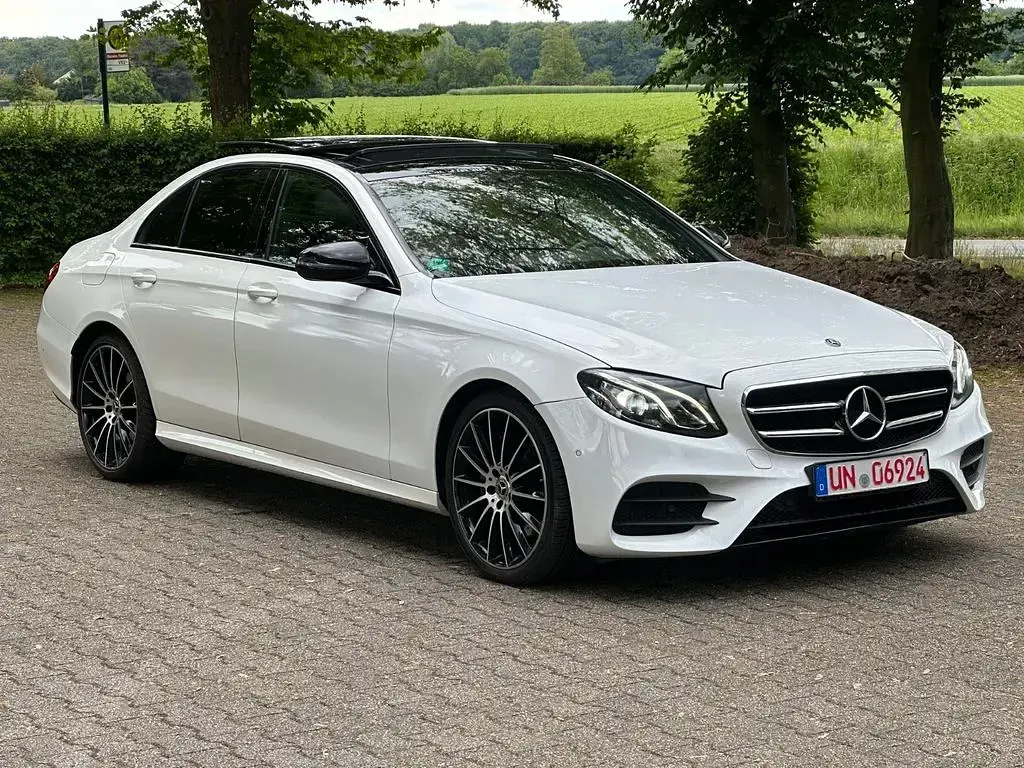 Gebraucht Mercedes E220 AMG line 194 PS (142 kW) 2018 Polarweiss Limousine