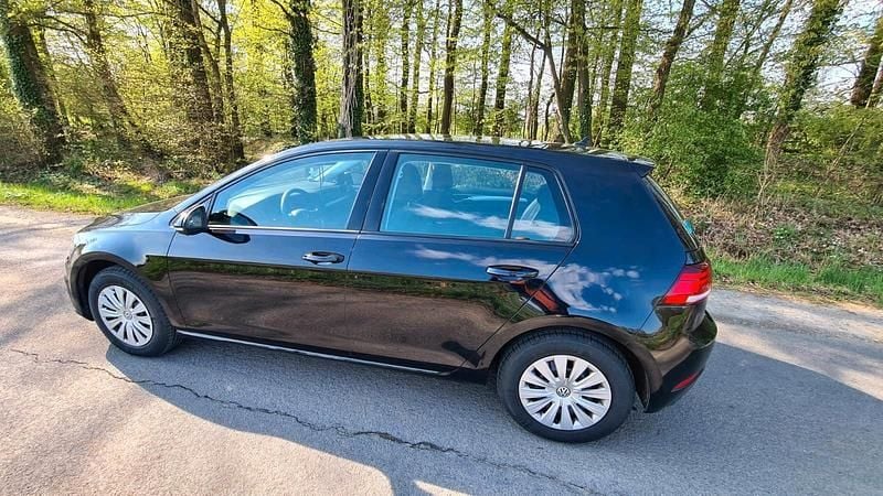 Gebraucht VW Golf VII 86 PS (63 kW) 2018 Schwarz Kleinwagen
