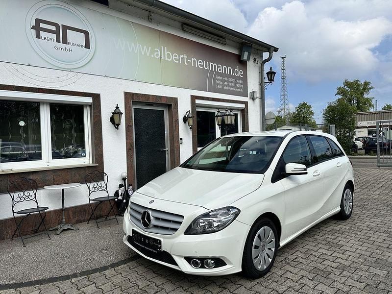 Weiß Gebraucht 2014 Mercedes B220 Style Van / Kleinbus | 17.950 € (Fairer Preis) - Bild 1/4