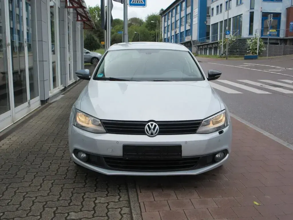 Gebraucht VW Jetta Match 122 PS (89 kW) 2012 Silber Limousine