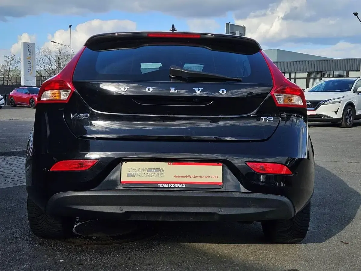 Gebraucht Volvo V40 Momentum 122 PS (89 kW) 2019 Schwarz Kombi
