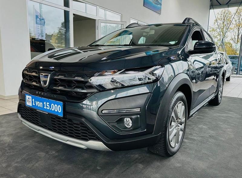 Grau "comete" Gebraucht 2021 Dacia Sandero Comfort Limousine | 12.880 € - Bild 1/4