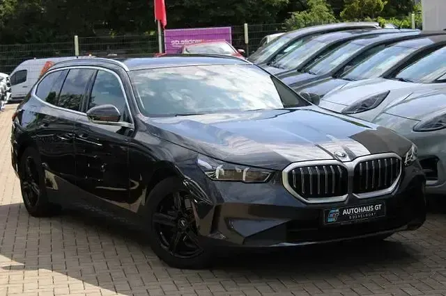 Gebraucht BMW 520 Sport Line 197 PS (144 kW) 2025 Sophistograu Kombi