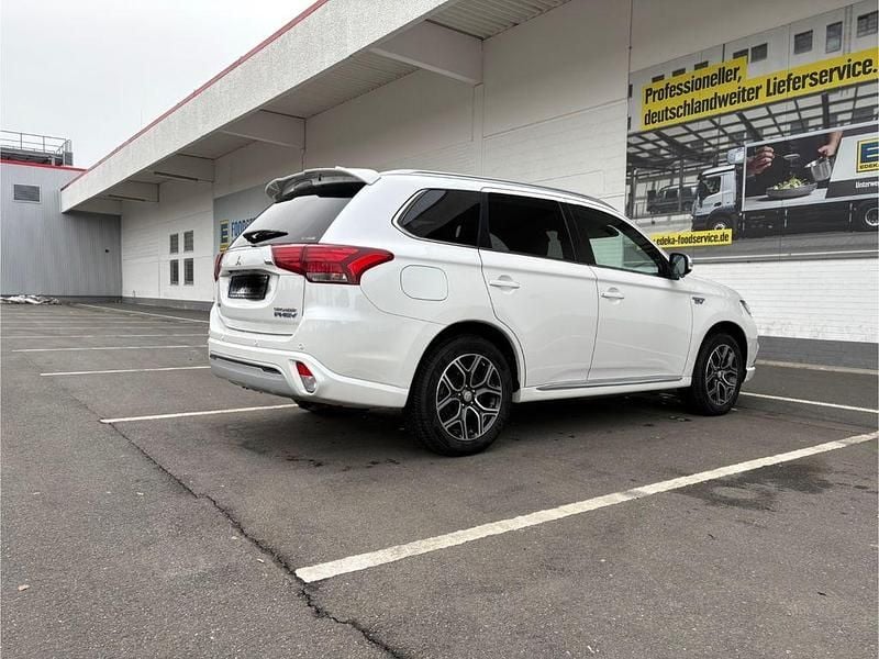 Gebraucht Mitsubishi Outlander P-HEV Edition 224 PS (164 kW) 2019 Weiß SUV