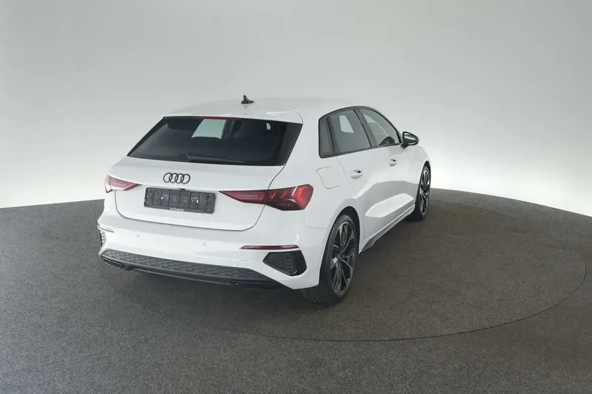 Gebraucht Audi A3 S-Line 150 PS (110 kW) 2024 Gletscherweiß metallic Limousine