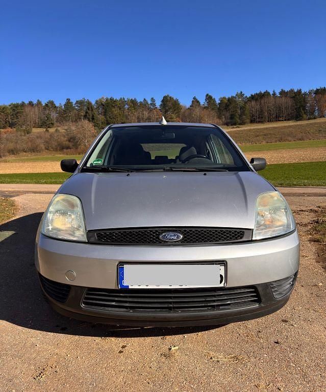Silber Gebraucht 2003 Ford Fiesta Limousine | 1.899 € (Fairer Preis) - Bild 1/3