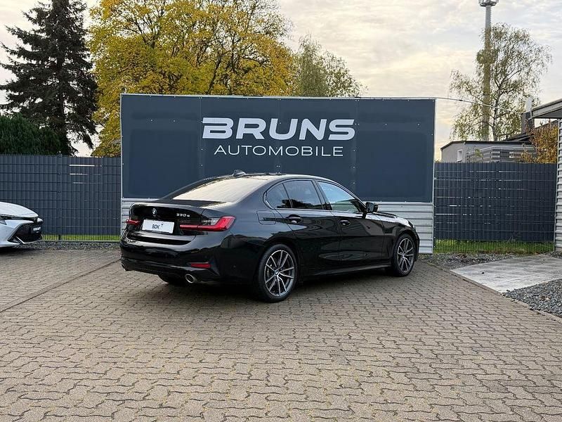 Gebraucht BMW 330e Sport Line 252 PS (185 kW) 2020 Schwarz Limousine