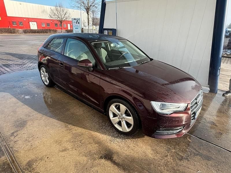 Gebraucht Audi A3 Comfort 122 PS (89 kW) 2012 Rot Kleinwagen