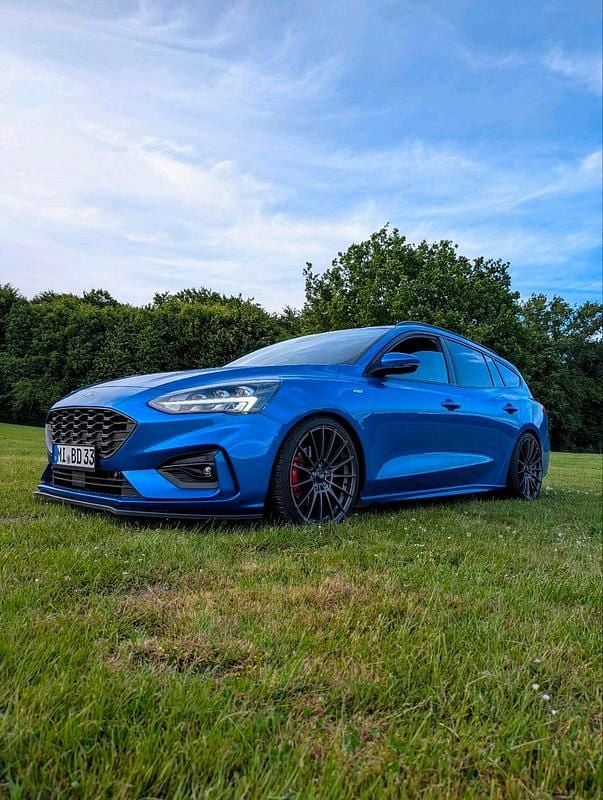 Blau Gebraucht 2018 Ford Focus ST-Line Kombi | 17.400 € (Teuer) - Bild 1/4