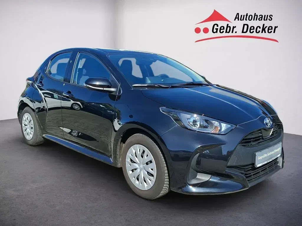 Gebraucht Toyota Yaris Basis 72 PS (52 kW) 2022 Mysticschwarz mica Kleinwagen