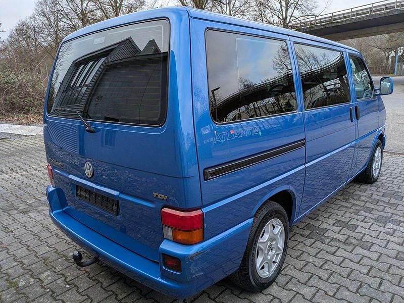 Usado VW Multivan 102 HP (75 kW) 2001 Azul Monovolume