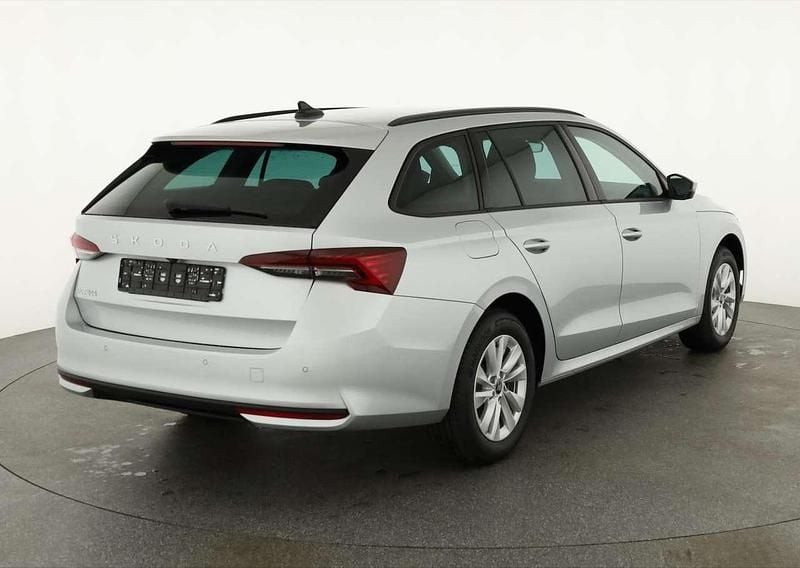Brillant silber metallic Neu 2025 Skoda Octavia Selection Kombi | 34.095 € (Guter Preis) - Bild 1/4