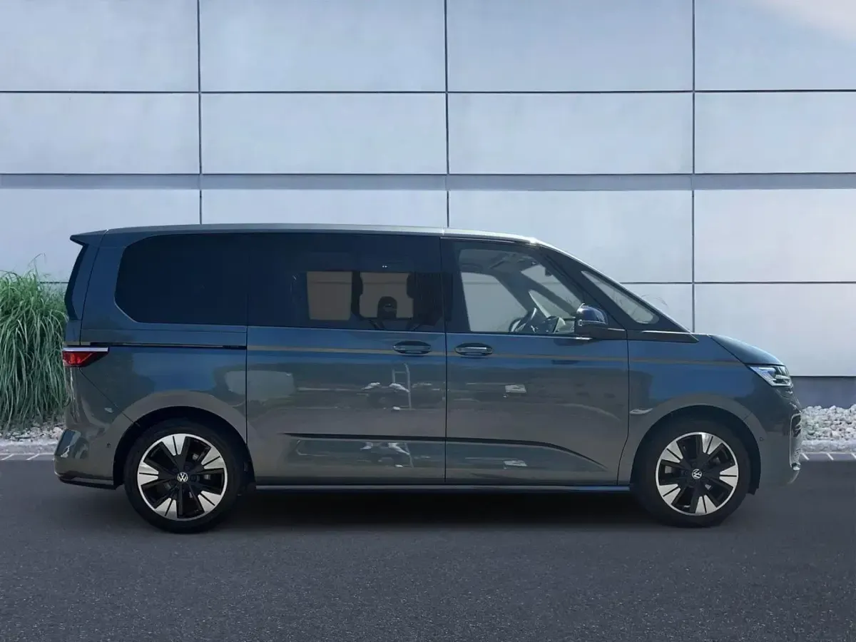 Gebraucht VW Multivan Life 150 PS (110 kW) 2025 Indiumgrau metallic Van / Kleinbus