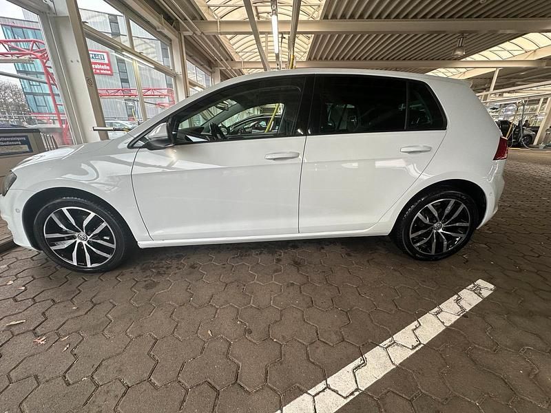 Gebraucht VW Golf VII 105 PS (77 kW) 2014 Weiß Kleinwagen