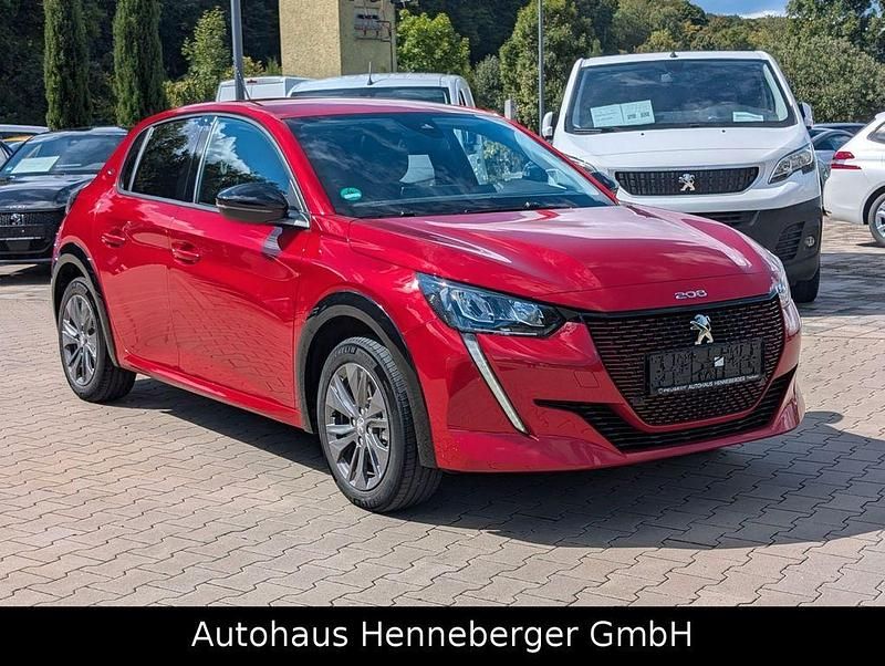 Gebraucht Peugeot e-208 Allure 100 kW (136 PS) 2023 Elixir rot metallic Kleinwagen