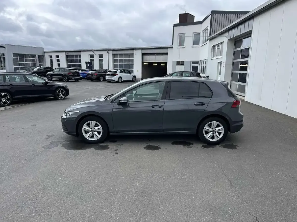 Gebraucht VW Golf VIII Life 131 PS (96 kW) 2023 Grau Limousine