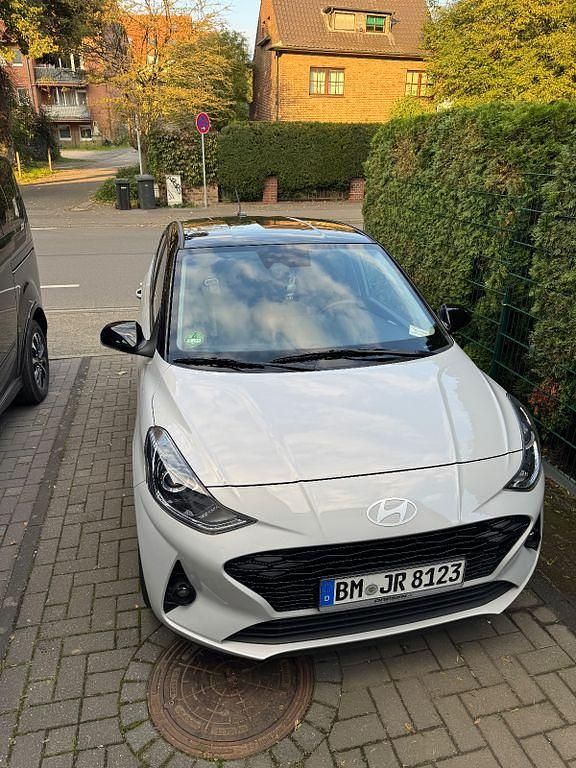 Grau Gebraucht 2024 Hyundai i10 Prime Kleinwagen | 17.999 € (Etwas zu teuer) - Bild 1/4