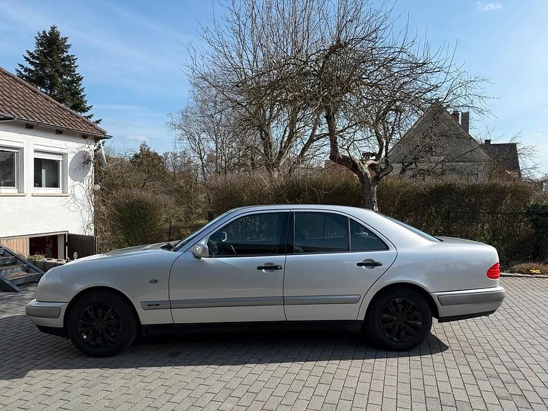 Gebraucht Mercedes E240 170 PS (125 kW) 1998 Silber Limousine