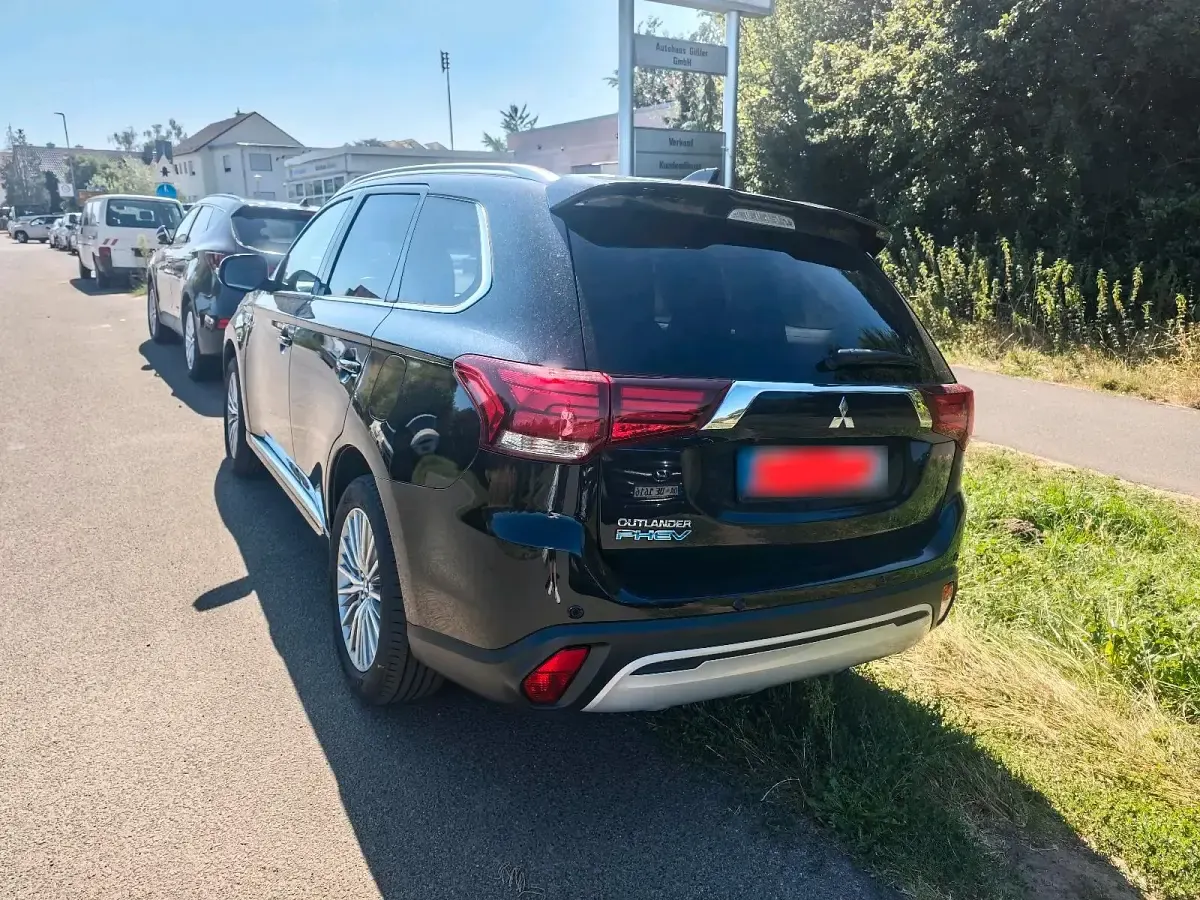 Gebraucht Mitsubishi Outlander P-HEV 224 PS (164 kW) 2021 Schwarz SUV