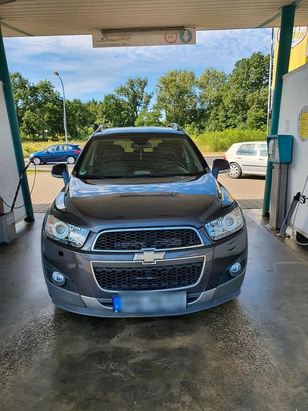 Grau Gebraucht 2013 Chevrolet Captiva SUV | 5.490 € (Fairer Preis) - Bild 1/4