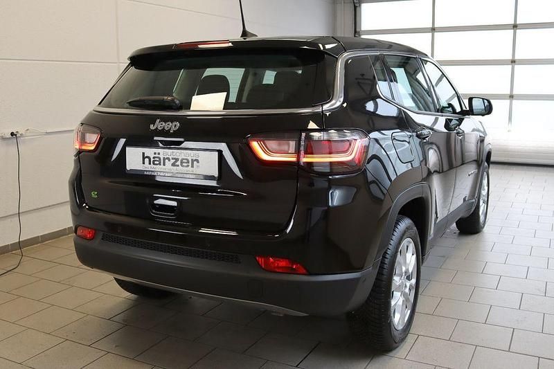 Gebraucht Jeep Compass 131 PS (96 kW) 2024 Schwarz SUV
