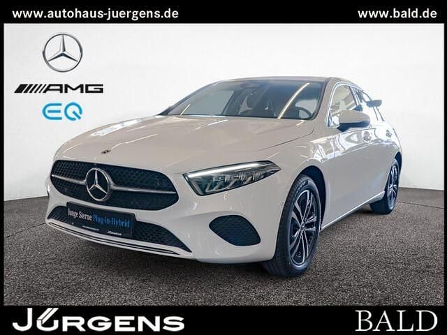 Gebraucht Mercedes A250 Progressive 163 PS (119 kW) 2023 Unilack polarweiss Limousine