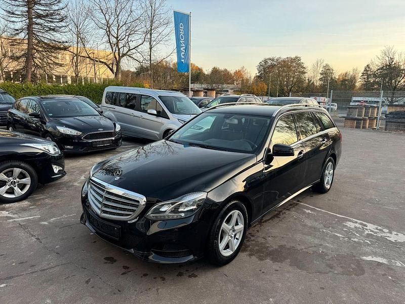 Schwarz Gebraucht 2012 Mercedes E220 Kombi | 5.900 € (Guter Preis) - Bild 1/4