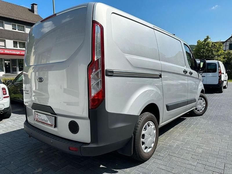 Gebraucht Ford Transit Custom 131 PS (96 kW) 2017 Polarsilber metallic Van / Kleinbus