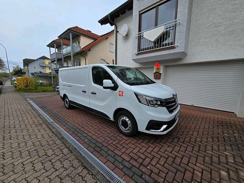 Second-hand Renault Trafic 150 CP (110 kW) 2023 Alb Monovolum