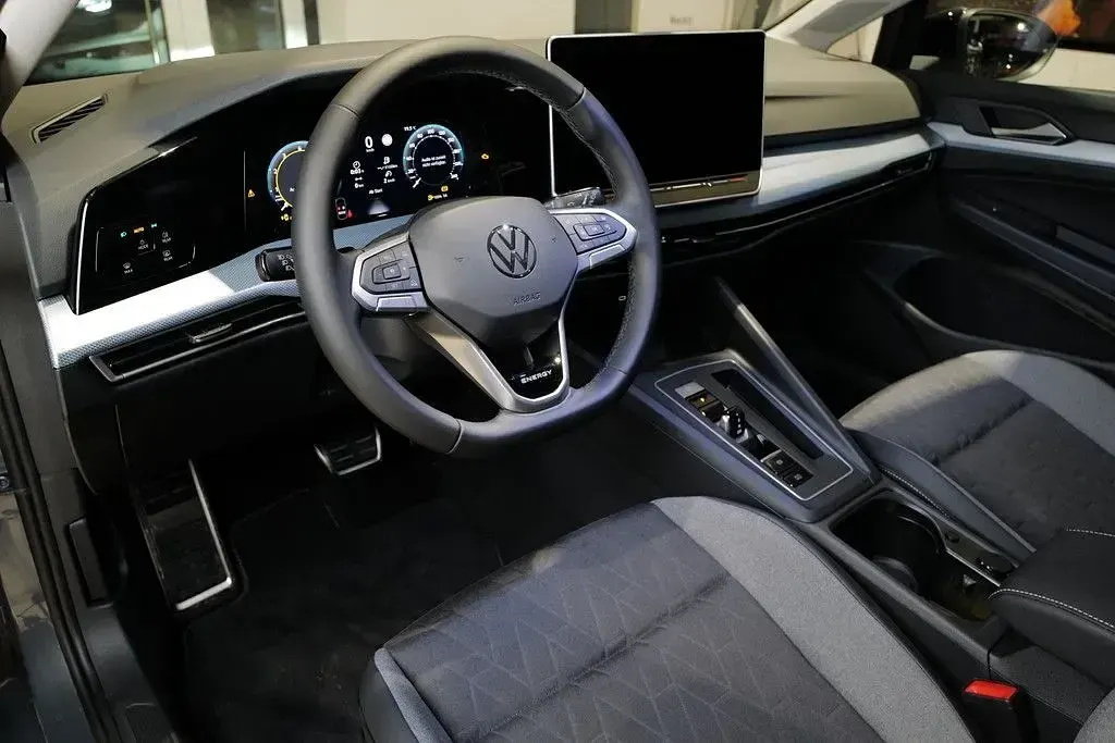 Neu VW Golf VIII 150 PS (110 kW) 2026 Delfingrau metallic Limousine