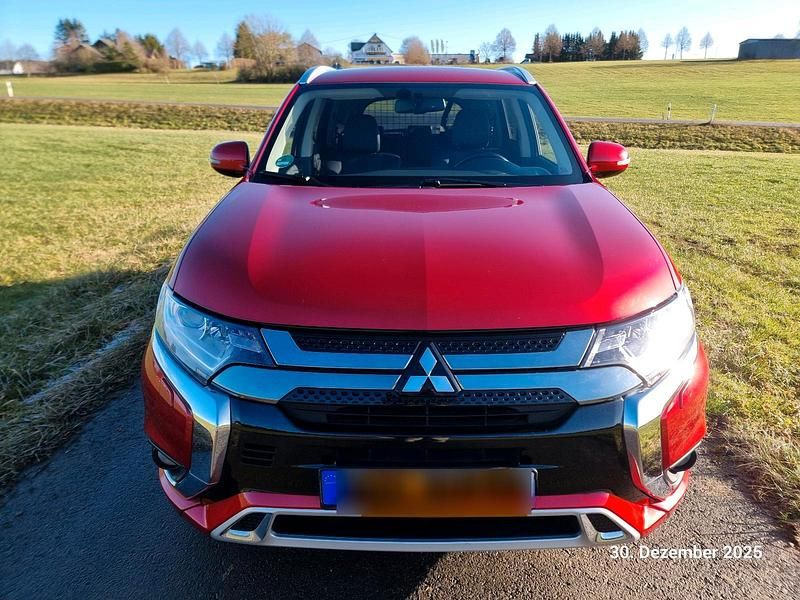 Gebraucht Mitsubishi Outlander P-HEV 99 PS (72 kW) 2021 Rot SUV