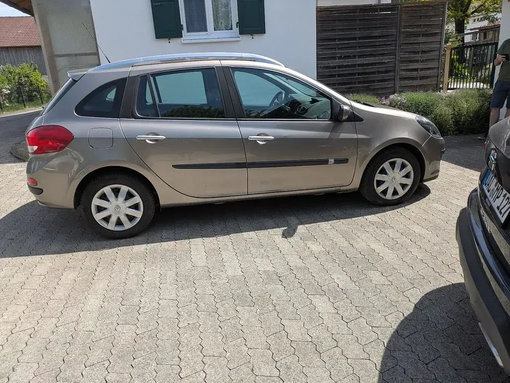 Używany Renault Clio II Dynamique 101 KM (74 kW) 2008 Beżowy Sedan/Limuzyna
