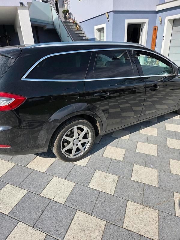 Gebraucht Ford Mondeo 140 PS (102 kW) 2013 Schwarz Kombi